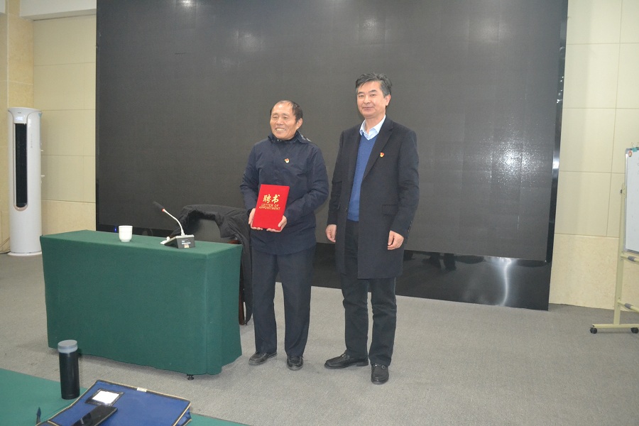 李中华授予李连成能源与智能工程学院“特聘导师”聘书