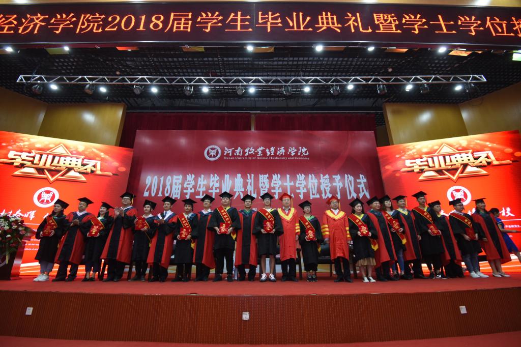 与会校领导为现场的省级优秀毕业生代表颁奖