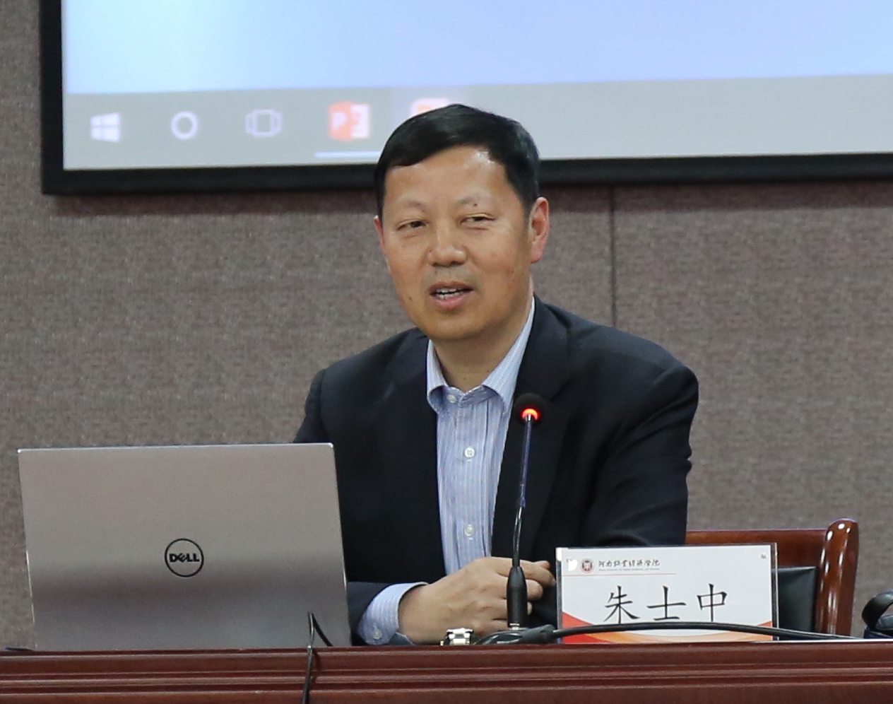 常熟理工学院党委书记朱士中作专题报告