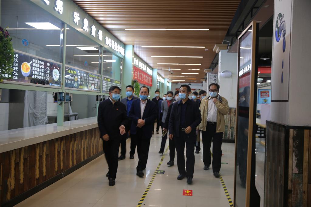 实地查看学生餐厅