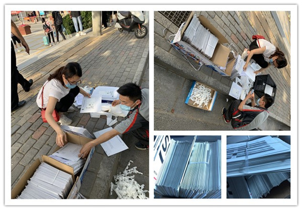 就业专员杨涛老师为学生邮寄就业相关材料