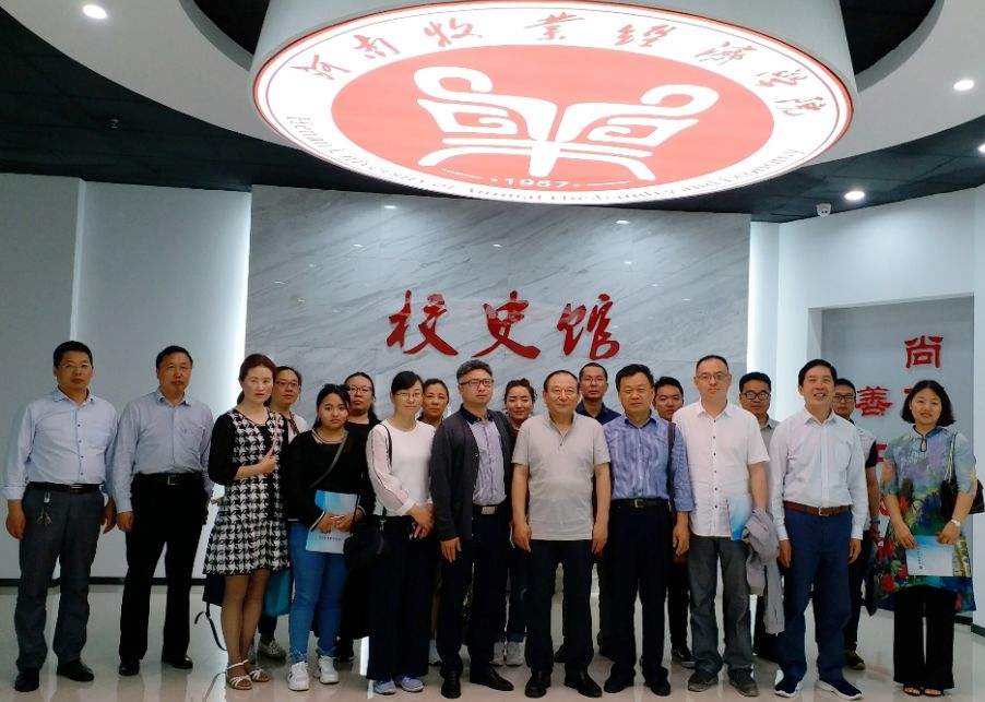 参观校史馆