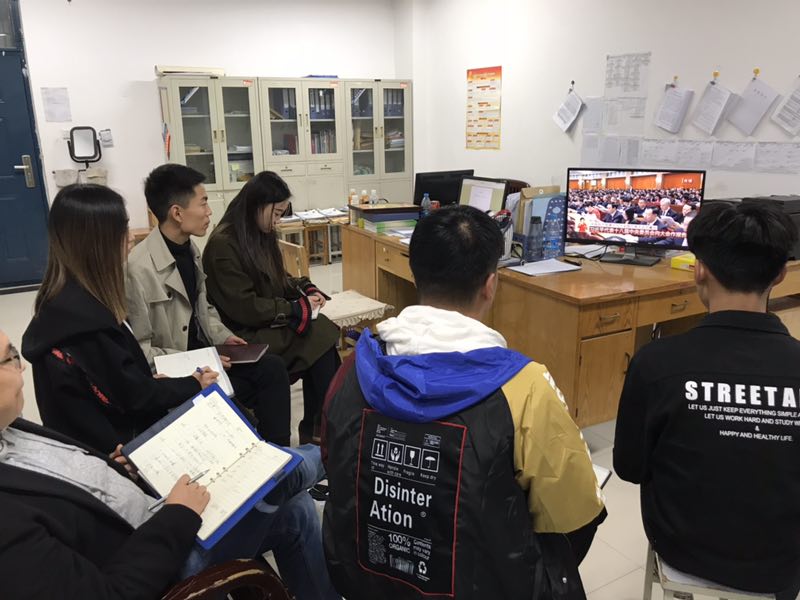 学生党员学习十九大精神