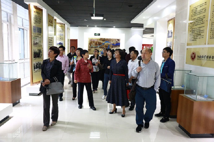 参观校史馆